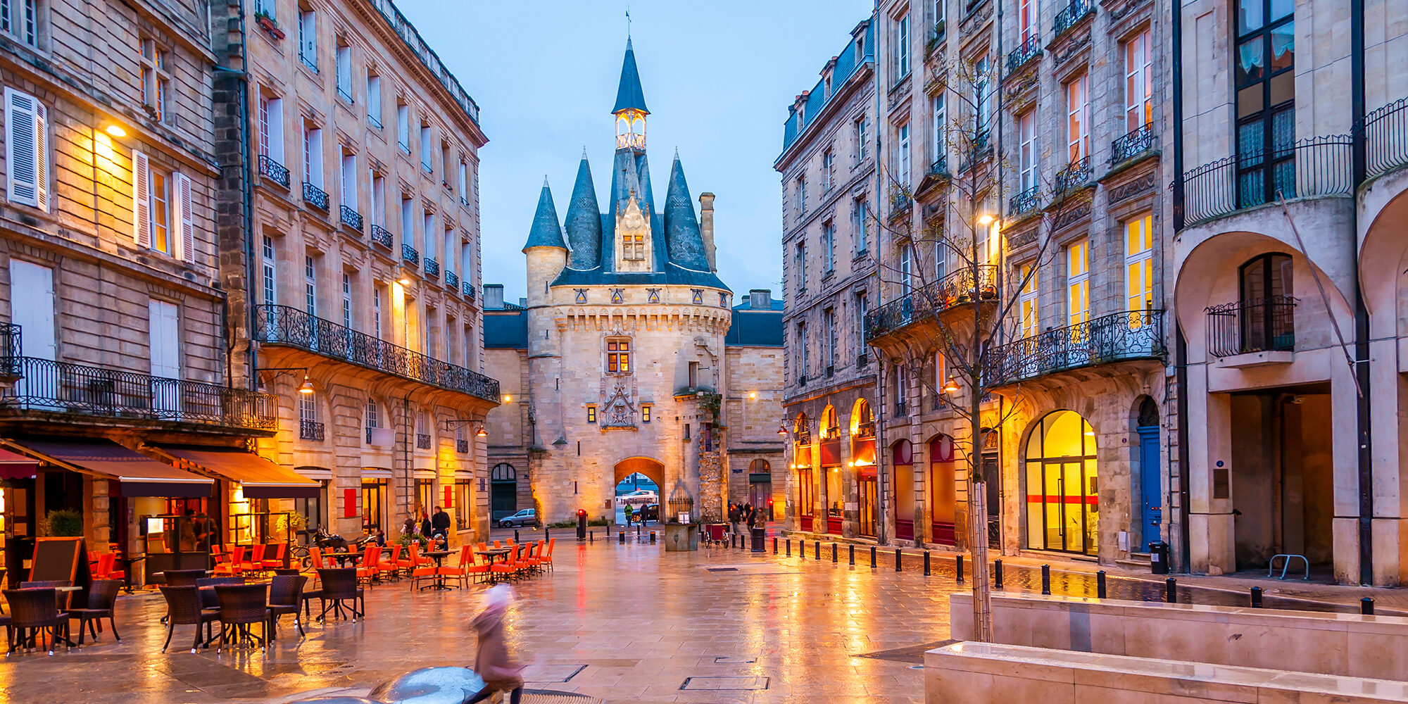 Place du Palais le soir à Bordeaux en Gironde en Nouvelle-Aquit